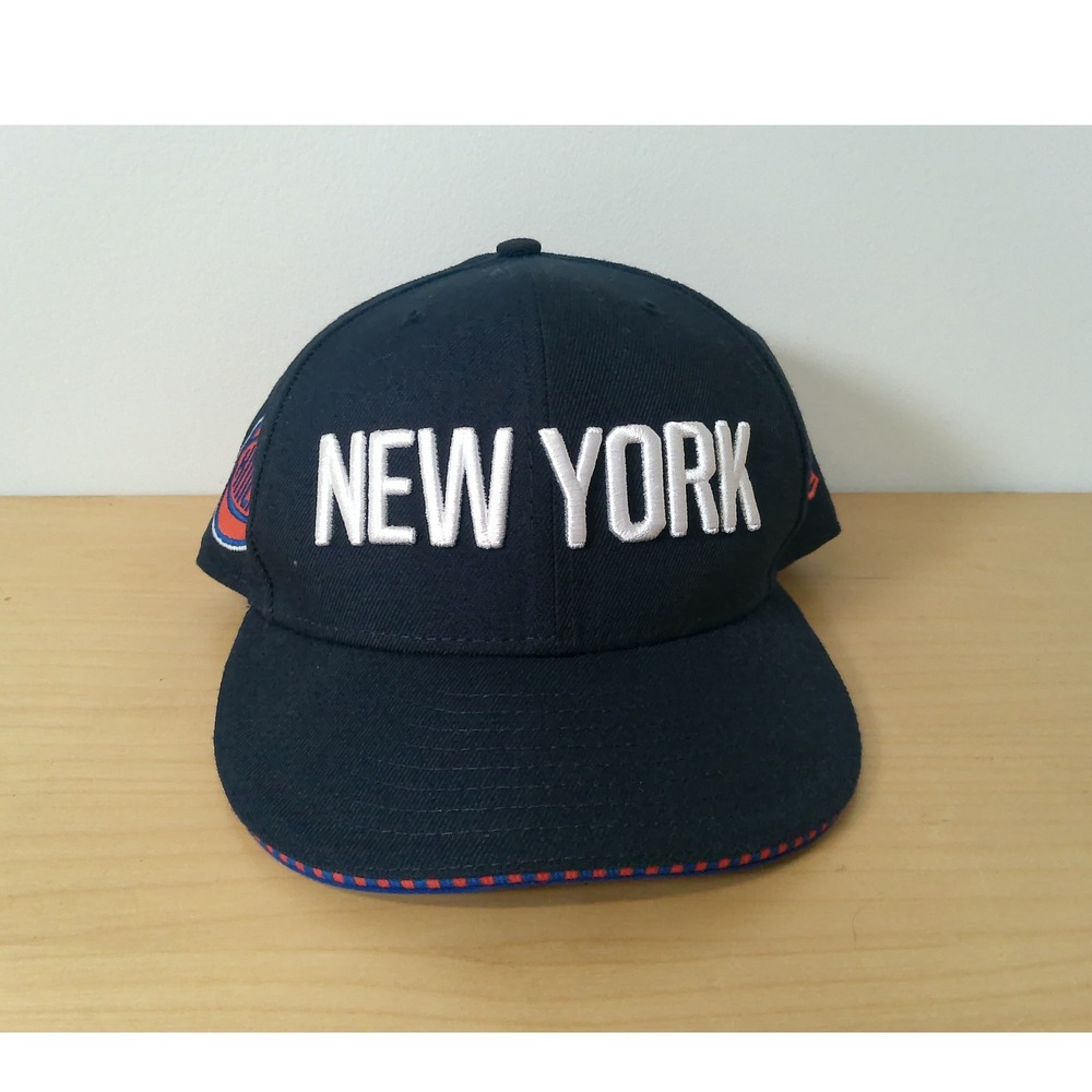 New York Knicks NBA Snapback Hat New Era 9FIFTY Navy Blue White Spellout Logo